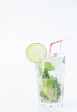 Buz ile şeffaf bir bardak Mojito kokteyl. Nane, limon ve beyaz rom ile egzotik içecekler için Tarifi. Güneş ışınları beyaz bir arka plan üzerinde bir kokteyl ile Cam.