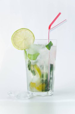 Buz ile şeffaf bir bardak Mojito kokteyl. Nane, limon ve beyaz rom ile egzotik içecekler için Tarifi. Güneş ışınları beyaz bir arka plan üzerinde bir kokteyl ile Cam.