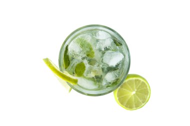 Buz ile şeffaf bir bardak Mojito kokteyl. Nane, limon ve beyaz rom ile egzotik içecekler için Tarifi. Güneş ışınları beyaz bir arka plan üzerinde bir kokteyl ile Cam.