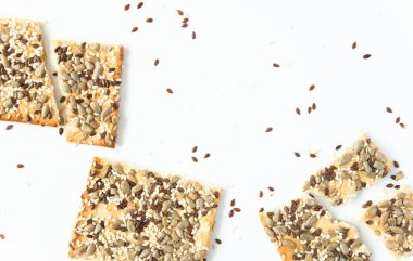 Tane kurabiyeile beyaz arka plan. Faydalı atıştırmalık, doğru beslenme. Sağlıklı kahvaltı. Veganlar için gıda.