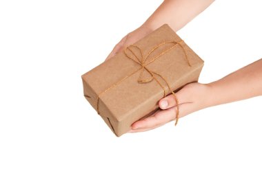 El işi kağıdından bir paket. Hediye, beyaz bir arka planda, el sanatları kağıdına dikkatlice paketlenmiş. El yapımı hediye paketi. Teslimat hazır..