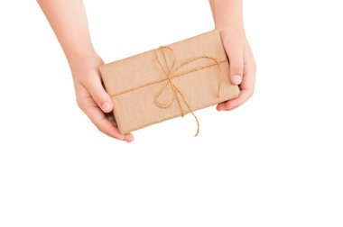 El işi kağıdından bir paket. Hediye, beyaz bir arka planda, el sanatları kağıdına dikkatlice paketlenmiş. El yapımı hediye paketi. Teslimat hazır..