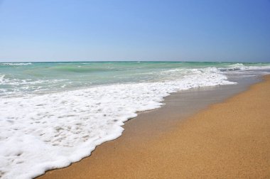 Deniz, sahil, dalgalar, açık mavi gökyüzü. Plaj tatili, deniz yolculuğu, deniz ya da okyanus kıyısında hafta sonu. Parlak yaz güneşli gün. 