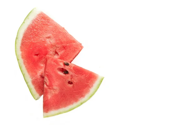 Plátky šťavnatého červeného melounu na bílém podkladu. Čerstvý džus. Koktejly a nealkoholické nápoje s meloun. — Stock fotografie
