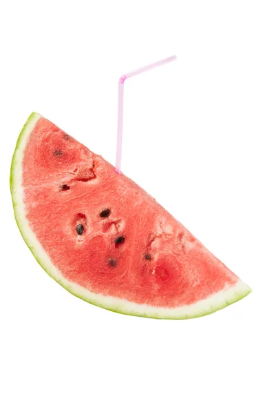 Plátky šťavnatého červeného melounu na bílém podkladu. Čerstvý džus. Koktejly a nealkoholické nápoje s meloun. — Stock fotografie
