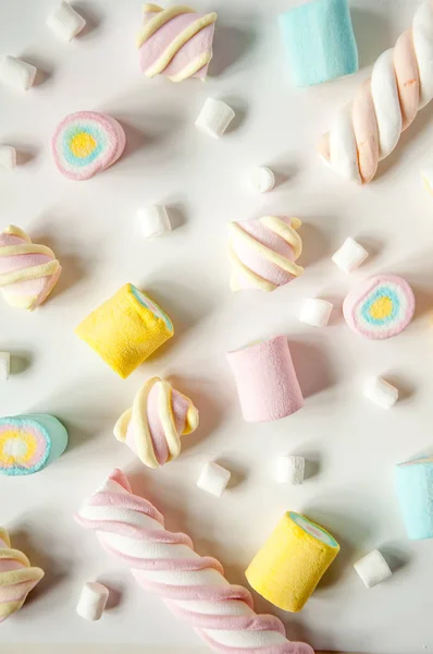 Натуральные конфеты из зефира на белом фоне. Разноцветные зефир, посыпанные на стол . — стоковое фото
