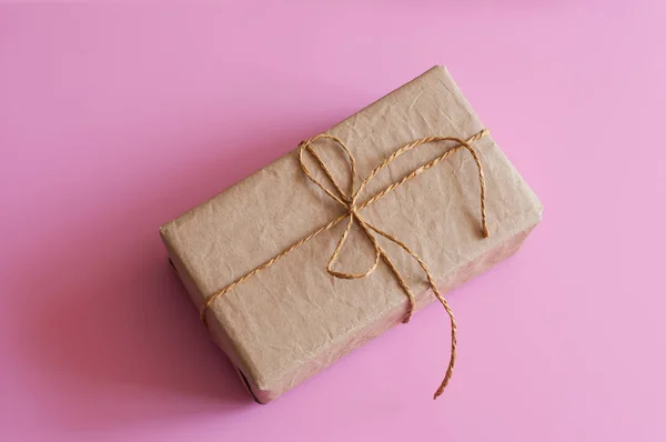 Envoltura de regalo. Regalos embalados, cajas, papel para regalos, sobre un fondo rosa. Regalos para San Valentín, Cumpleaños, Día de la Madre. Preparación para el envoltorio de regalo. Caja de entrega de paquetes . —  Fotos de Stock