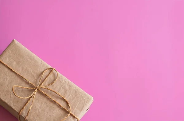 Envoltura de regalo. Regalos embalados, cajas, papel para regalos, sobre un fondo rosa. Regalos para San Valentín, Cumpleaños, Día de la Madre. Preparación para el envoltorio de regalo. Caja de entrega de paquetes . —  Fotos de Stock