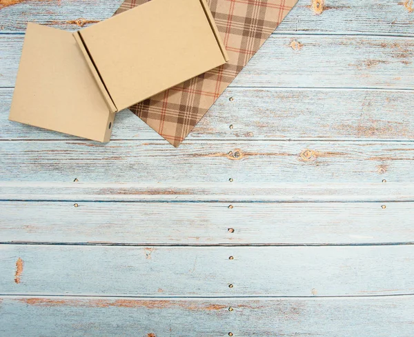 Envoltura Regalo Cajas Papel Regalo Sobre Fondo Madera Regalos Para —  Fotos de Stock