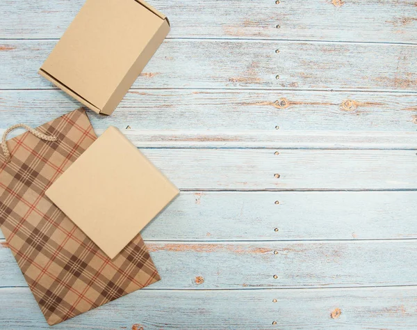 Envoltura Regalo Cajas Papel Regalo Sobre Fondo Madera Regalos Para —  Fotos de Stock