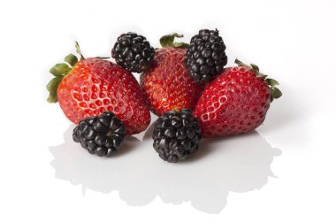 Çilek ve böğürtlen dağınık yansıma ile beyaz.