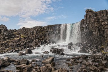 Oxararfoss şelale (biraz uzağa) thingvellir Milli Parkı, İzlanda.