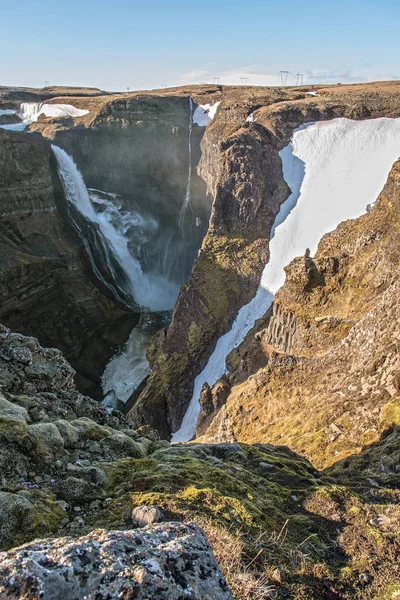 Weergave Van Haifoss Waterval Ijsland Met Sneeuw Patches Omliggende Canyon — Stockfoto