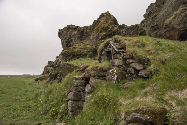 Drangurinn Rock Traditional Icelandic Houses — Stock Photo, Image