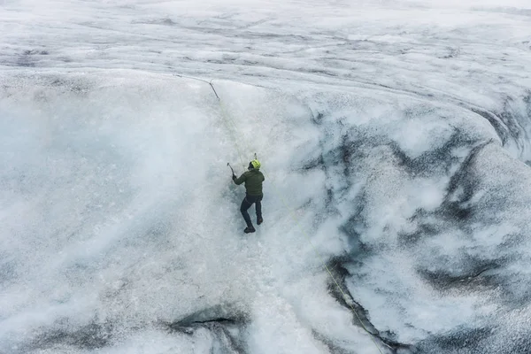 Solheimajokull Islanda Maggio 2018 Uomo Arrampica Una Scogliera Ghiaccio Sul — Foto Stock