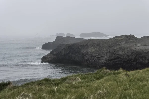 Klippor Och Bergsformationer Nära Kirkjufjara Beach Island Mulen Dimmig Dag — Stockfoto