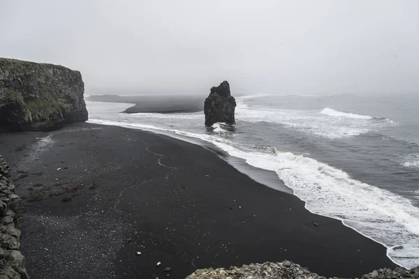 Kirkjufjara Beach Iceland Showing Cliffs Rock Formations Foggy Cloudy Day — Stock Photo, Image