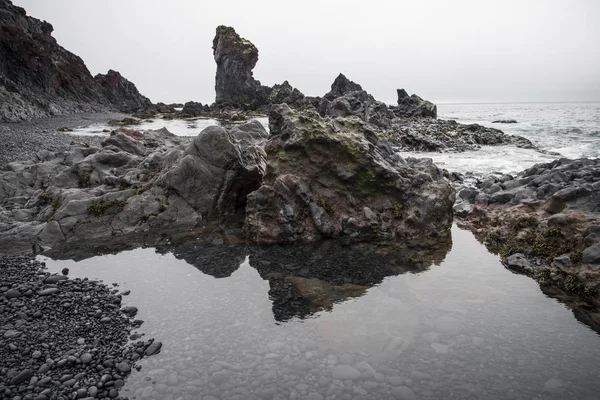 Djupalonssandur strand sziklák-reflexiók — Stock Fotó