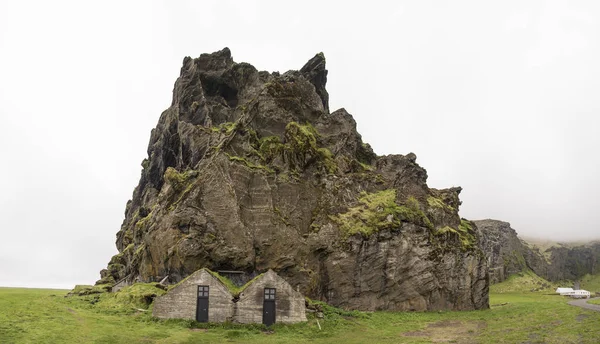 Drangurinn Rock z tradycyjnymi islandzkimi domami, panoramiczny — Zdjęcie stockowe