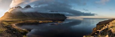 Stokksnes Gün batımı Su ile Panoramik