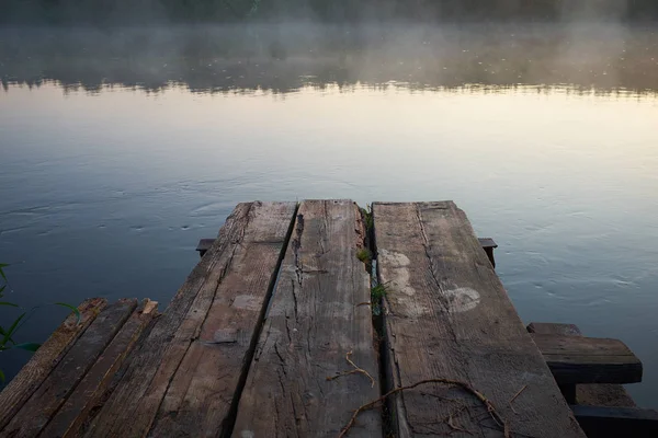 Ahşap Döşeme Nehre Beyaz Rusya Nehir Svisloch Sisli Sabah Nehri — Stok fotoğraf