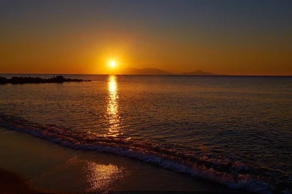 Gelber Sonnenaufgang Einem Meer — Stockfoto