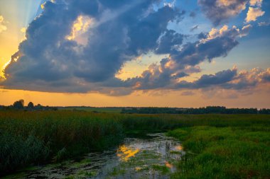 Güzel gün batımı bulutlu gökyüzü altında Nehri üzerinde. Belarus