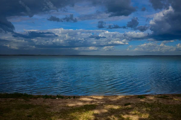 Bulutlar ve güneş ışınları gündoğumu, Beyaz Rusya, göl üzerinde