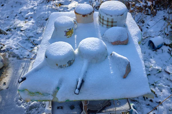 Dondurulmuş Eski Paslı Metal Güveç Kışın Kar Altında Bir Masada — Stok fotoğraf