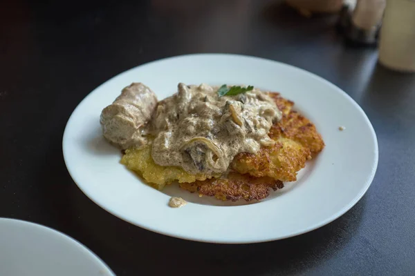 Crêpes Pommes Terre Avec Saucisse Dans Une Assiette Macro — Photo