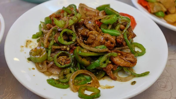 Carne Res Con Pimiento Verde Plato Cuadrado Blanco Una Mesa — Foto de Stock