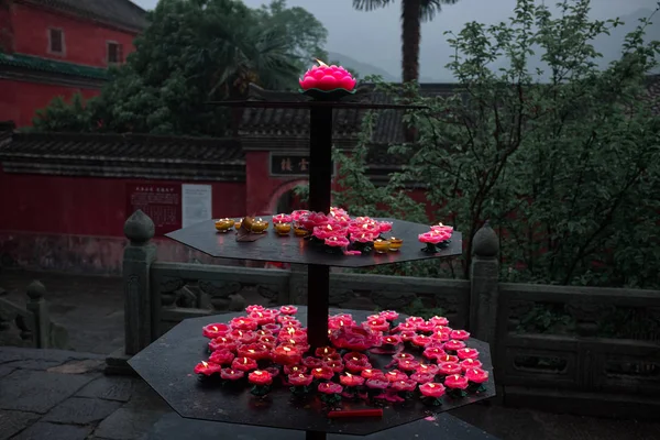 Velas de lótus em um budista taoísta wushu Templo China — Fotografia de Stock