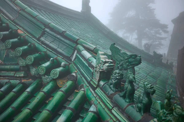 Techo verde de un antiguo templo chino wushu . Imagen de archivo