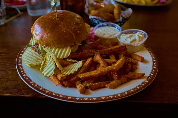 Hamburger savoureux - burger finlandais aux frites et pommes de terre frites — Photo