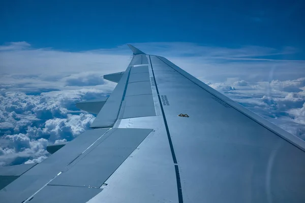 Look outside of the airplane window and see beautiful sky. — Stock Photo, Image