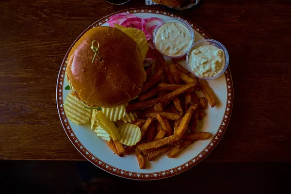 Big Hamburger - burger finlandais avec salade fraîche et pommes de terre frites — Photo