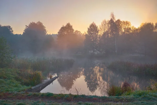 Temprano en la mañana de otoño en el lago, reflejo en el agua, apenas amanecer . —  Fotos de Stock