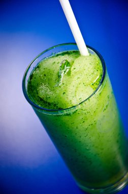 Mavi bir tablodaki Küba Mojito