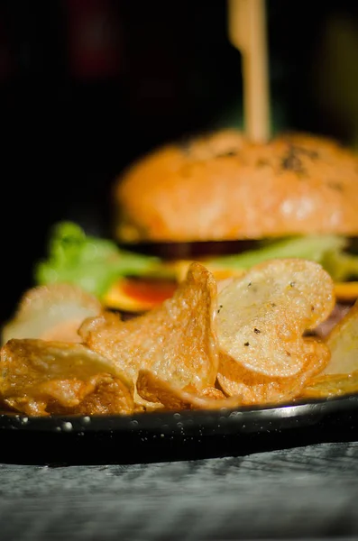 Kişiler bir restoran rustik bir hamburger ile bir plaka üzerine
