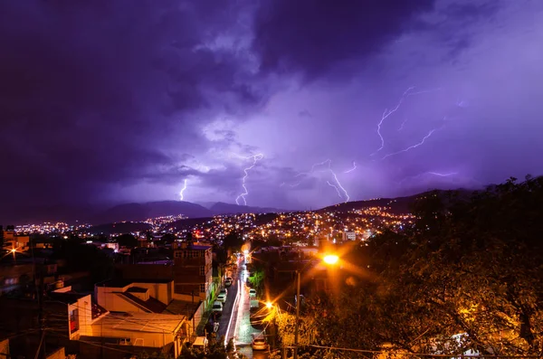 Fırtına gece gökyüzü aydınlatıcı gecede bir şehir aydınlatma