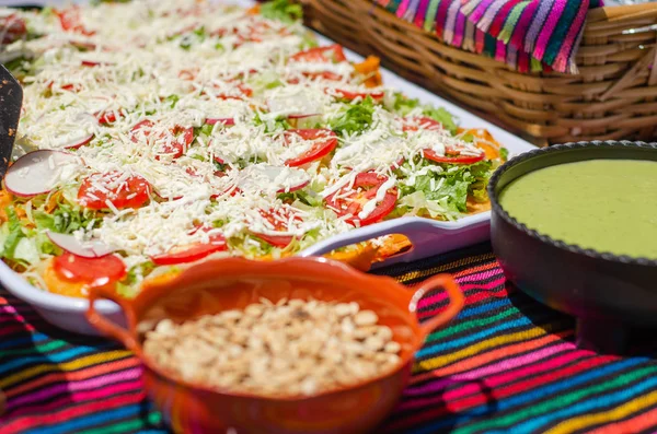 Bir tepsiüzerinde Meksika Enchiladas