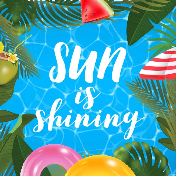 Sol está brilhando mensagem sobre fundo marinho. Superfície da piscina, coquetel de coco, anéis infláveis, guarda-chuva, melancia e palmeiras, vista superior da praia . — Vetor de Stock