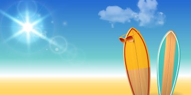 İki Surfboards sahilde güneş gözlüklü. Bulutlar ve güneş patlaması ile gerçekçi arka plan.
