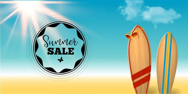 Sommerschlussverkauf Design mit Surfbrett nativen Graffiti auf dem blauen Ozean Hintergrund mit Meeresleben und realistischem Sonnenlicht. Großes Verkaufsplakat. — Stockvektor