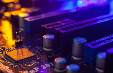 Anakart neon ışıkta. Makro elektro devreler