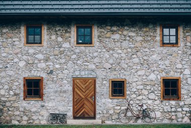 Dağlardaki eski atmosferik ev. Büyük yaşlılık. Sessiz yer