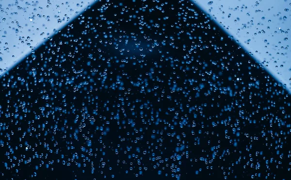 Chute Gouttes Eau Bleues Sur Fond Noir Pluie Macro Photo — Photo