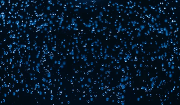 Cadendo Gocce Acqua Blu Uno Sfondo Nero Pioggia Macro Foto — Foto Stock