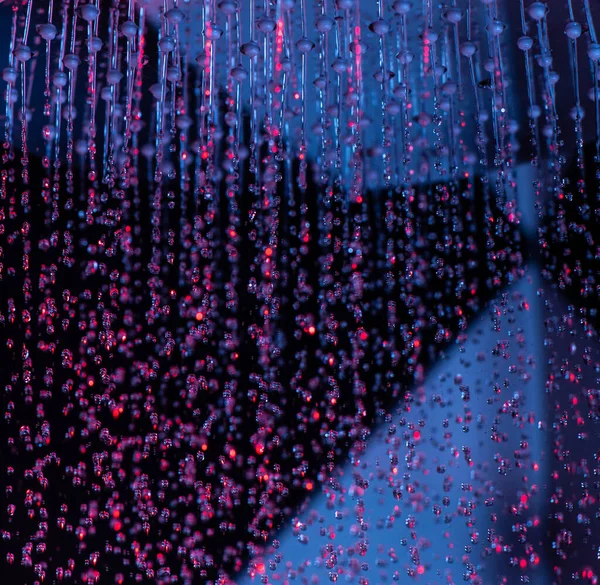 Gotas Água Caem Uma Lata Rega Chuveiro Luz Vermelho Azul — Fotografia de Stock