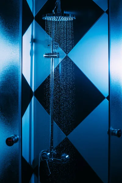 빛으로 샤우어 물통에서 이떨어진다 가까이 떨어진다 떨어져요 샤워실에 커다란 — 스톡 사진